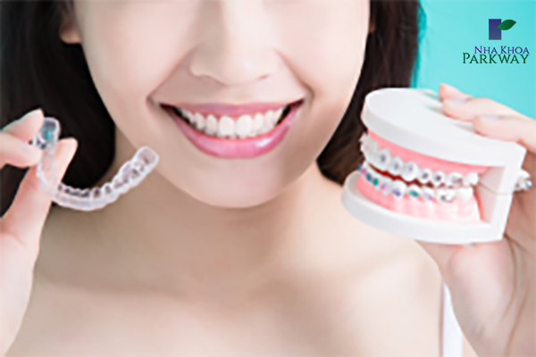 Niềng răng móm bằng invisalign (trái) hoặc niềng mắc cài phải