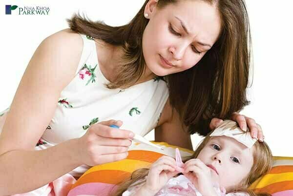 trẻ mọc răng hàm