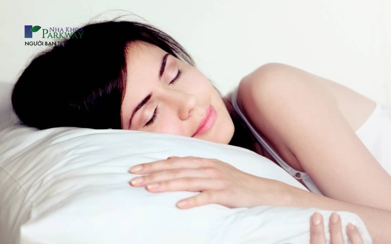 Kê cao gối khi ngủ để giảm đau răng