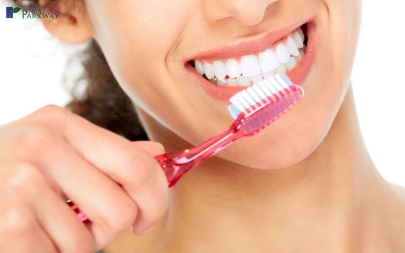 Điều trị chảy máu chân răng tại nhà bằng cách vệ sinh răng miệng đúng cách