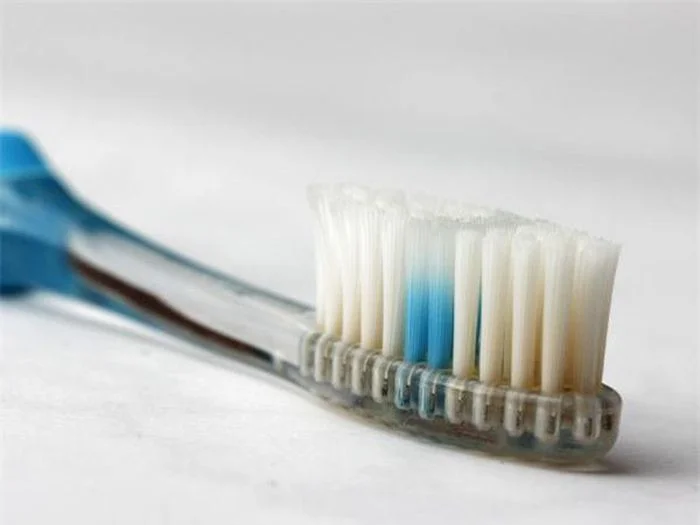 tại sao phải thay bàn chải đánh răng? 