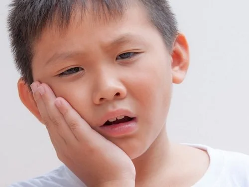 răng sữa có tự rụng được không