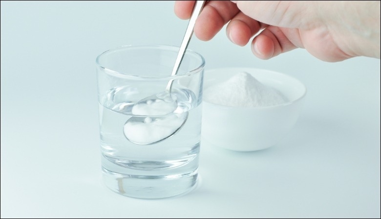 Làm trắng răng với hỗn hợp baking soda và nước
