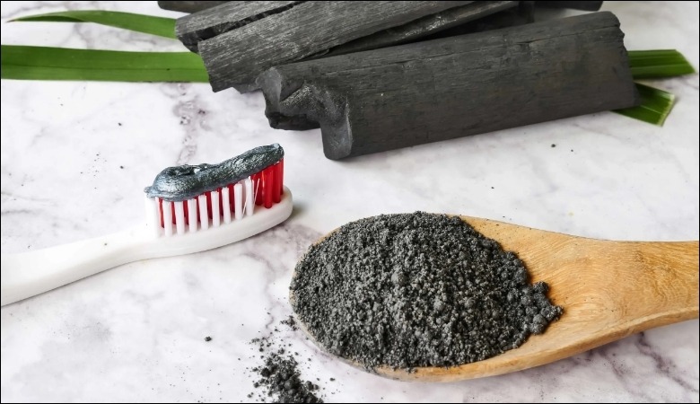 Trộn than hoạt tính với kem đánh răng