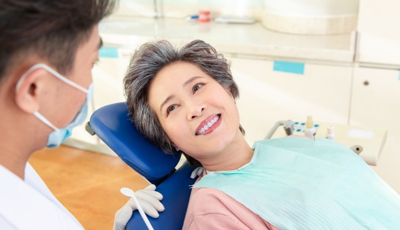 Hình ảnh bác sĩ đang khám cho khách hàng