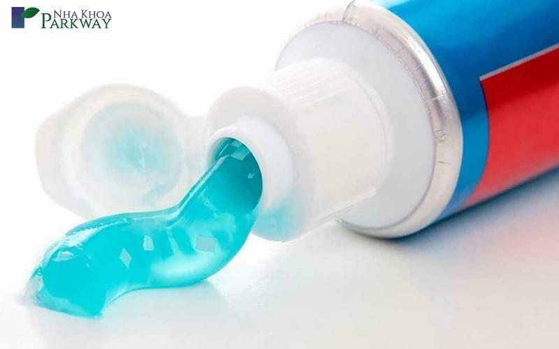 Kem đánh răng có thành phần sát khuẩn không phù hợp sau khi phun môi