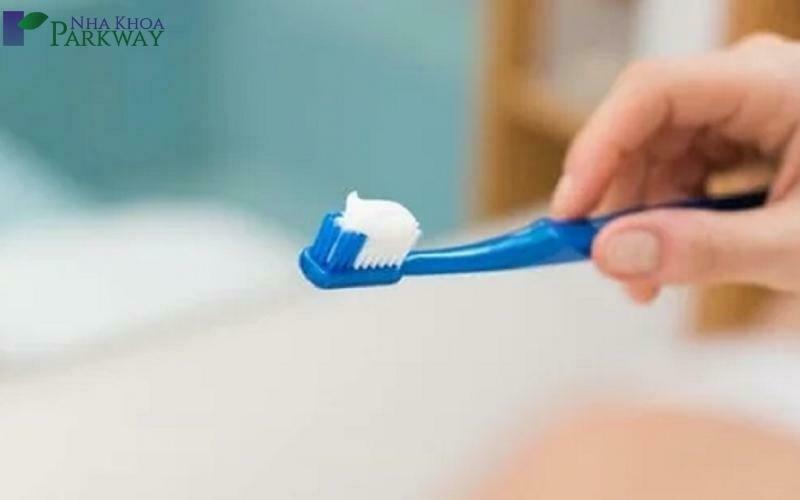 Sử dụng kem đánh răng chứa nhiều Flour để vệ sinh răng miệng