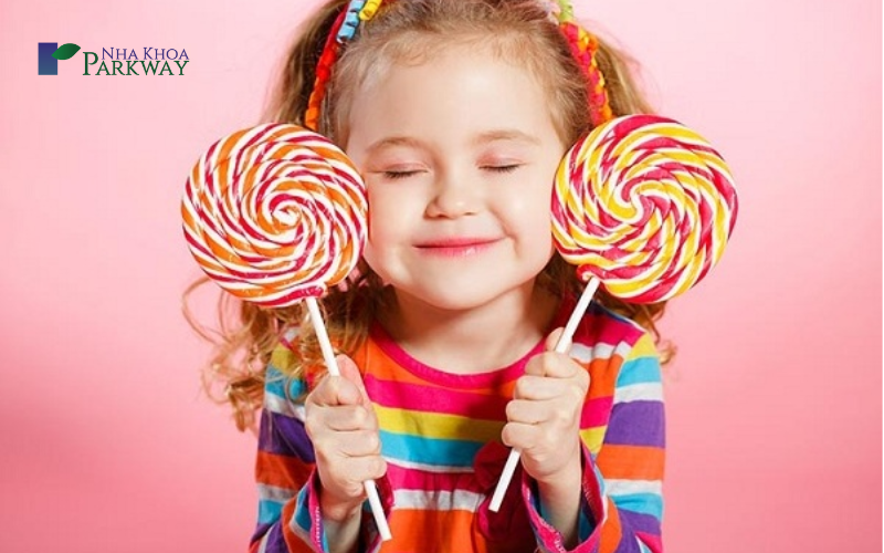 Vì sao ăn kẹo nhiều bị sâu răng?