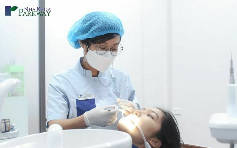 Bác sĩ tiến hành chế tác răng tạm và gắn lên cung hàm sau khi cấy implant