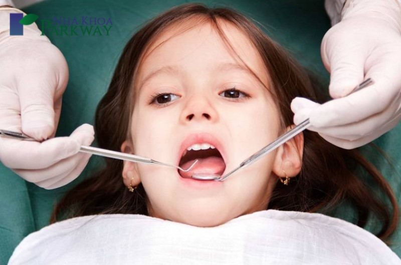 Nên đưa trẻ đi điều trị tại nha khoa nếu bị mẻ răng
