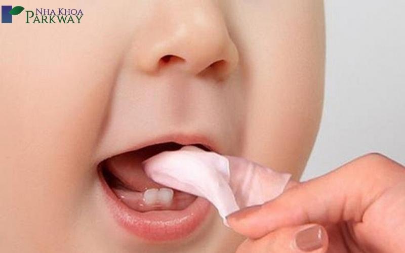  Cách chăm sóc bé khi mọc răng sữa