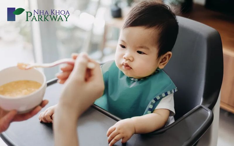 Một số nguyên nhân trẻ mọc răng hàm không chịu ăn