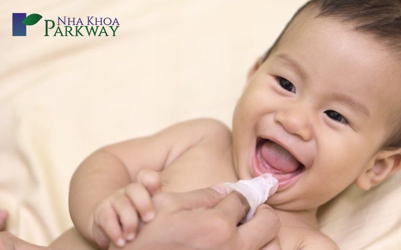 Một vài điều nên làm khi trẻ mọc răng hàm không chịu ăn