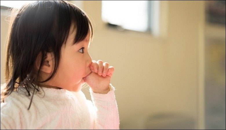 Mút ngon tay có thể gây ra tình trạng răng hô