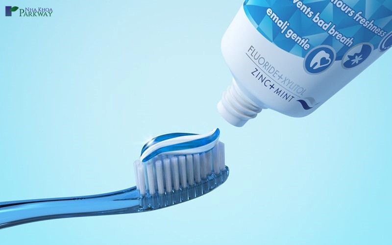 Sử dụng kem đánh răng có chứa fluoride