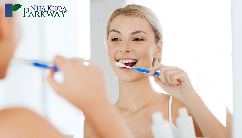 Đánh răng đúng cách giúp ngăn ngừa tụt lợi chân răng
