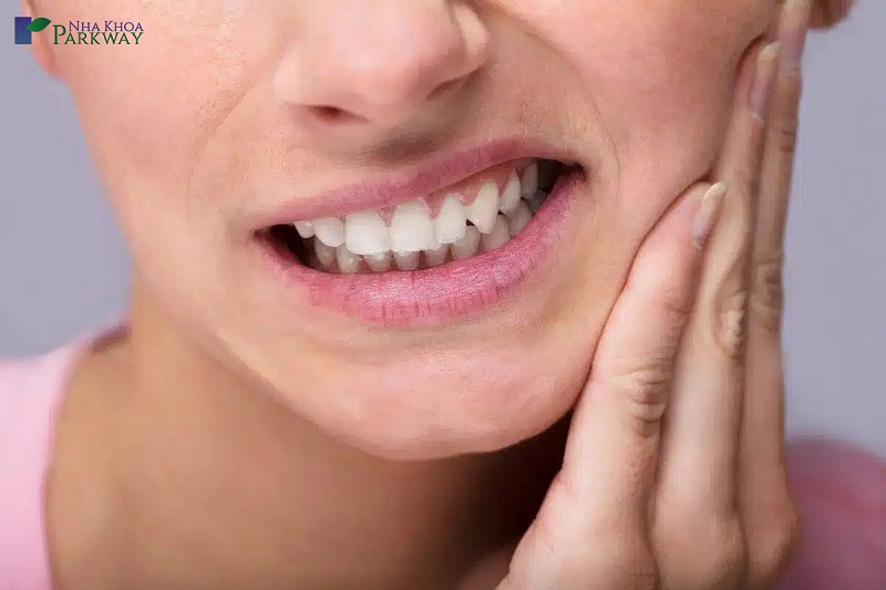 Thói quen nghiến răng cũng có thể gây ra tình trạng lồi xương chân răng