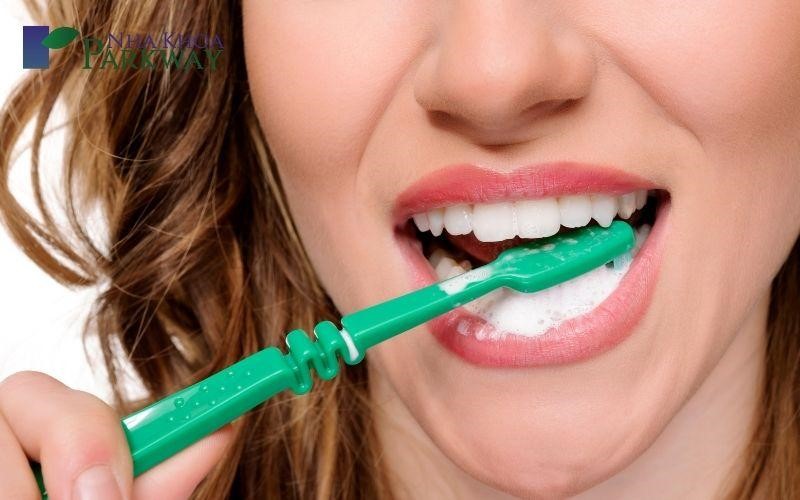Đánh răng mạnh với bàn chải cứng cũng là nguyên nhân khiến chân răng bị sâu