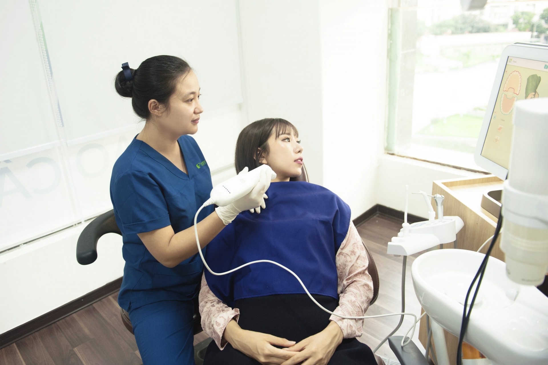 Nha sĩ kiểm tra và lấy dấu răng trước khi thực hiện niềng răng Invisalign