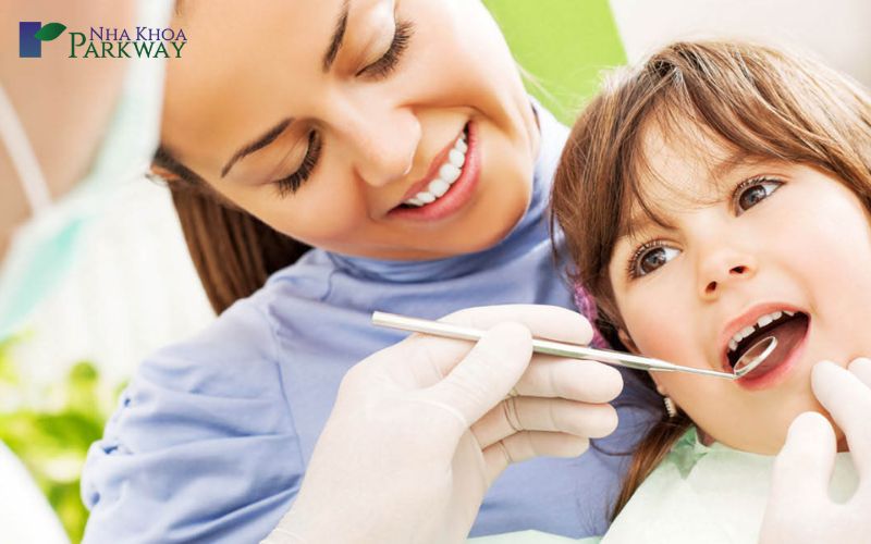 Đi khám răng miệng định kỳ để giúp men răng của trẻ không bị ảnh hưởng khi ăn kẹo 