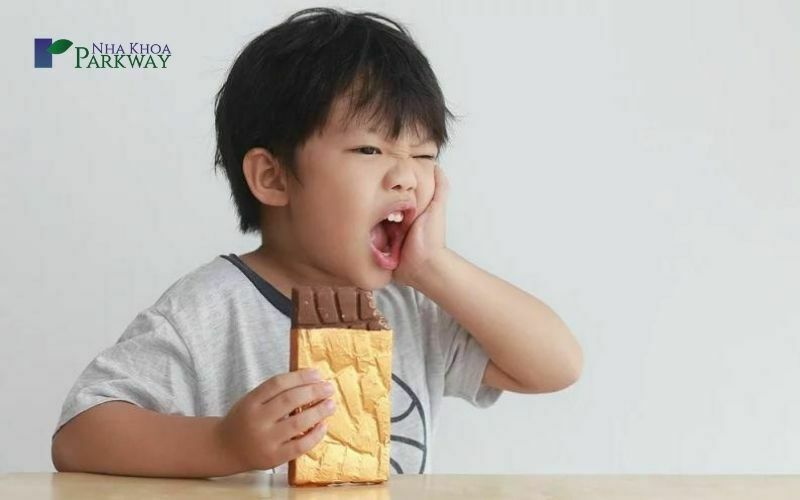 Em bé ăn nhiều đồ ngọt dẫn đến bị đau răng