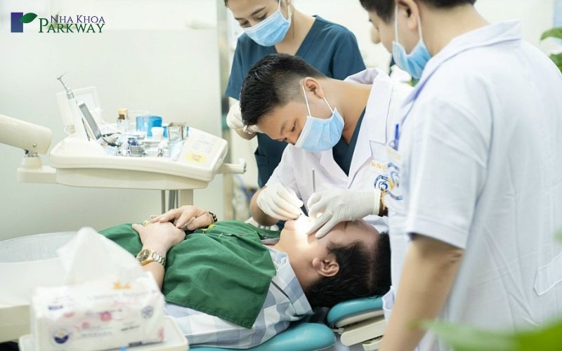 Các bác sĩ đang khám răng cho người phụ nữ