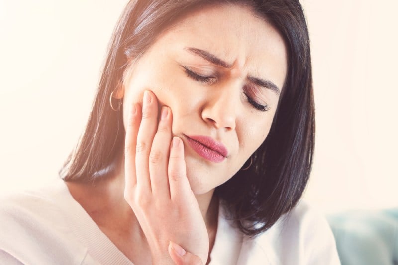 Người phụ nữ bị đau nhức do sâu răng