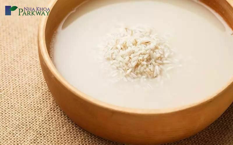Cách tẩy trắng răng bằng nước vo gạo tại nhà