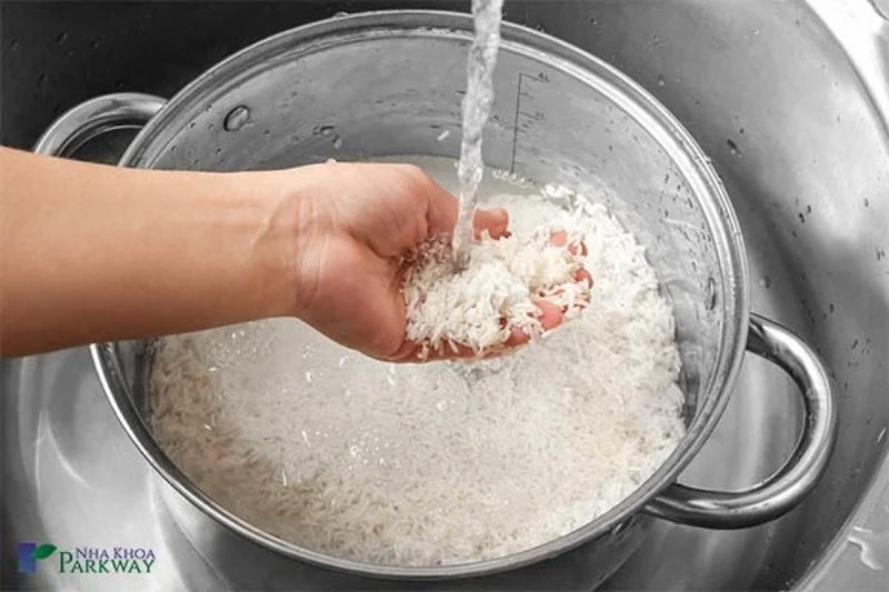 cách tẩy trắng răng bằng nước vo gạo