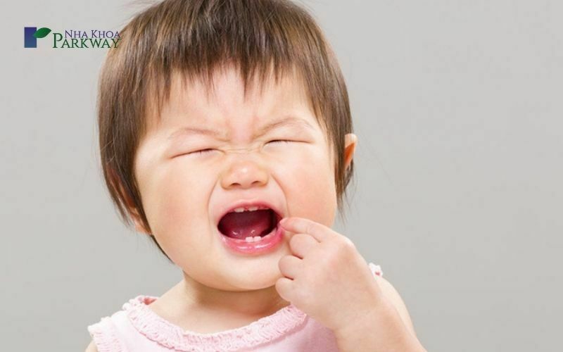 Em bé khóc vì bị đau răng