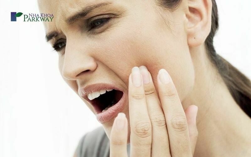 Hình ảnh người phụ nữ bị đau răng sưng má