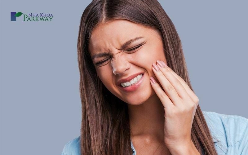 Người phụ nữ tỏ ra đau đớn khi bị sưng má do đau răng