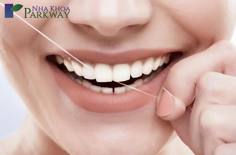 Vệ sinh răng miệng không đúng cách là một trong những nguyên nhân khiến chân răng bị hở