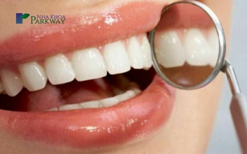 Hình ảnh kiểm tra răng miệng bằng dụng cụ chuyên dụng