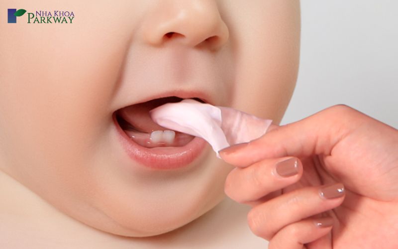 Mẹ vệ sinh răng miệng cho bé bằng cách rơ lưỡi