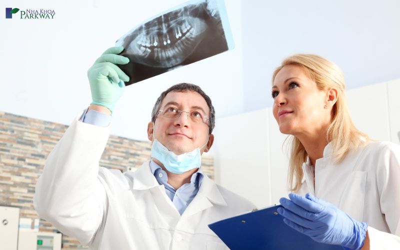 Hình ảnh bác sĩ đang xem hình chụp X Quang của bệnh nhân