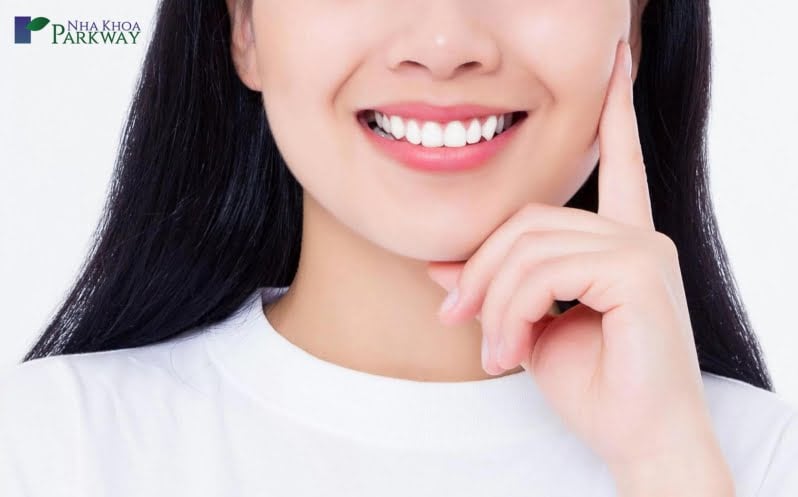 Bọc răng sứ để điều chỉnh răng khểnh mọc lệch