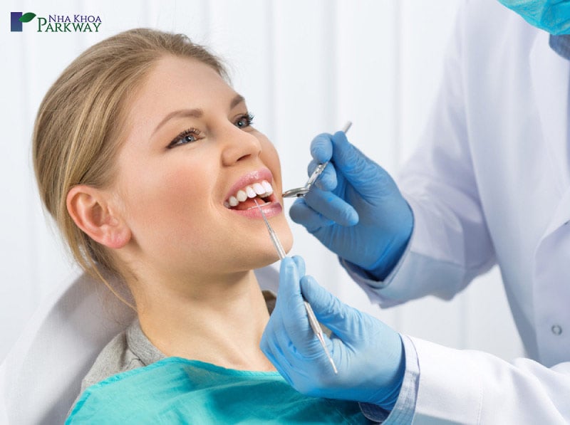 Bác sĩ khám răng trước khi tiến hành quy trình trám răng thưa