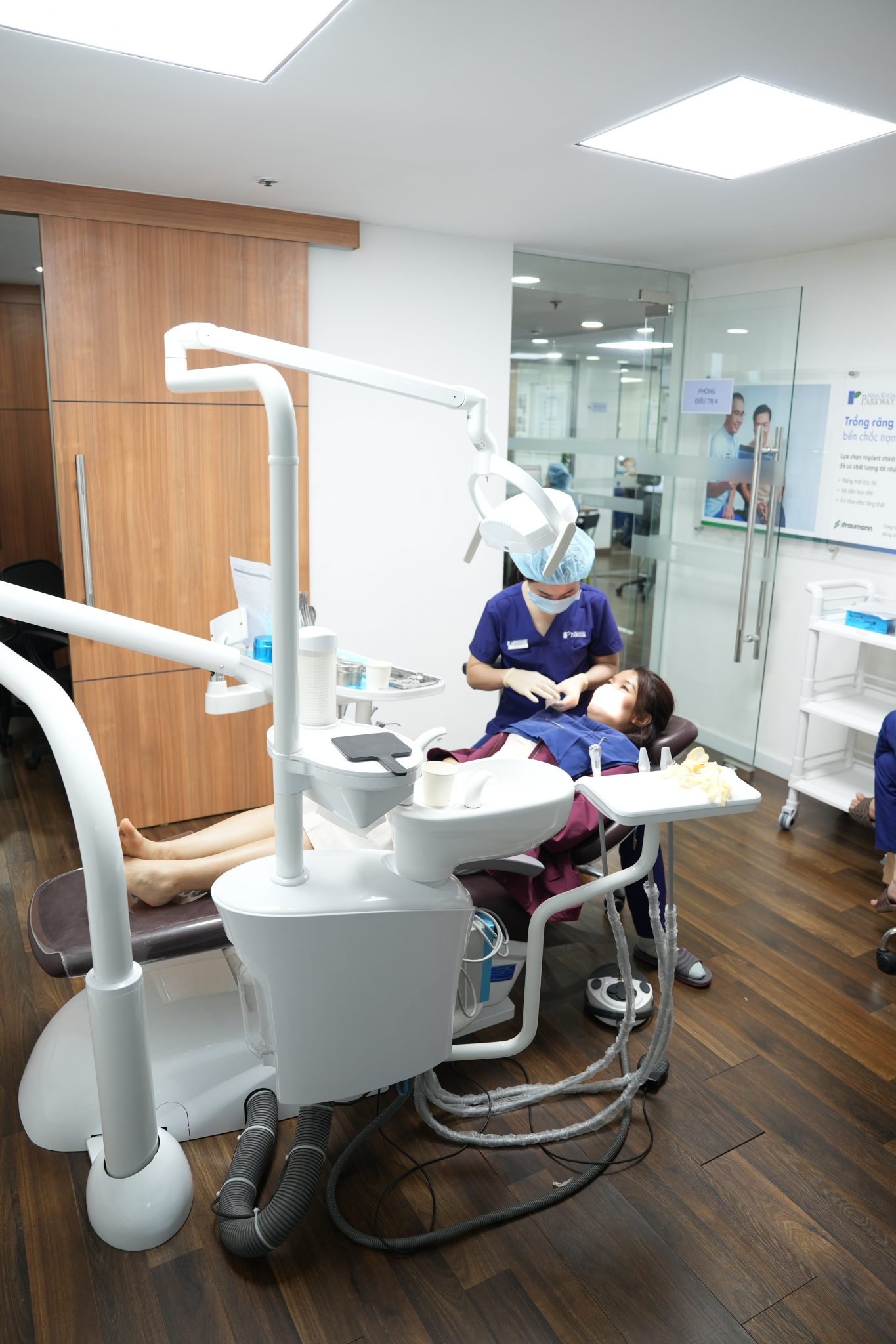 Thiết bị hiện đại và đội ngũ Bác sĩ có chuyên môn mang lại hiệu quả cao khi bạn niềng răng tại Nha khoa Parkway