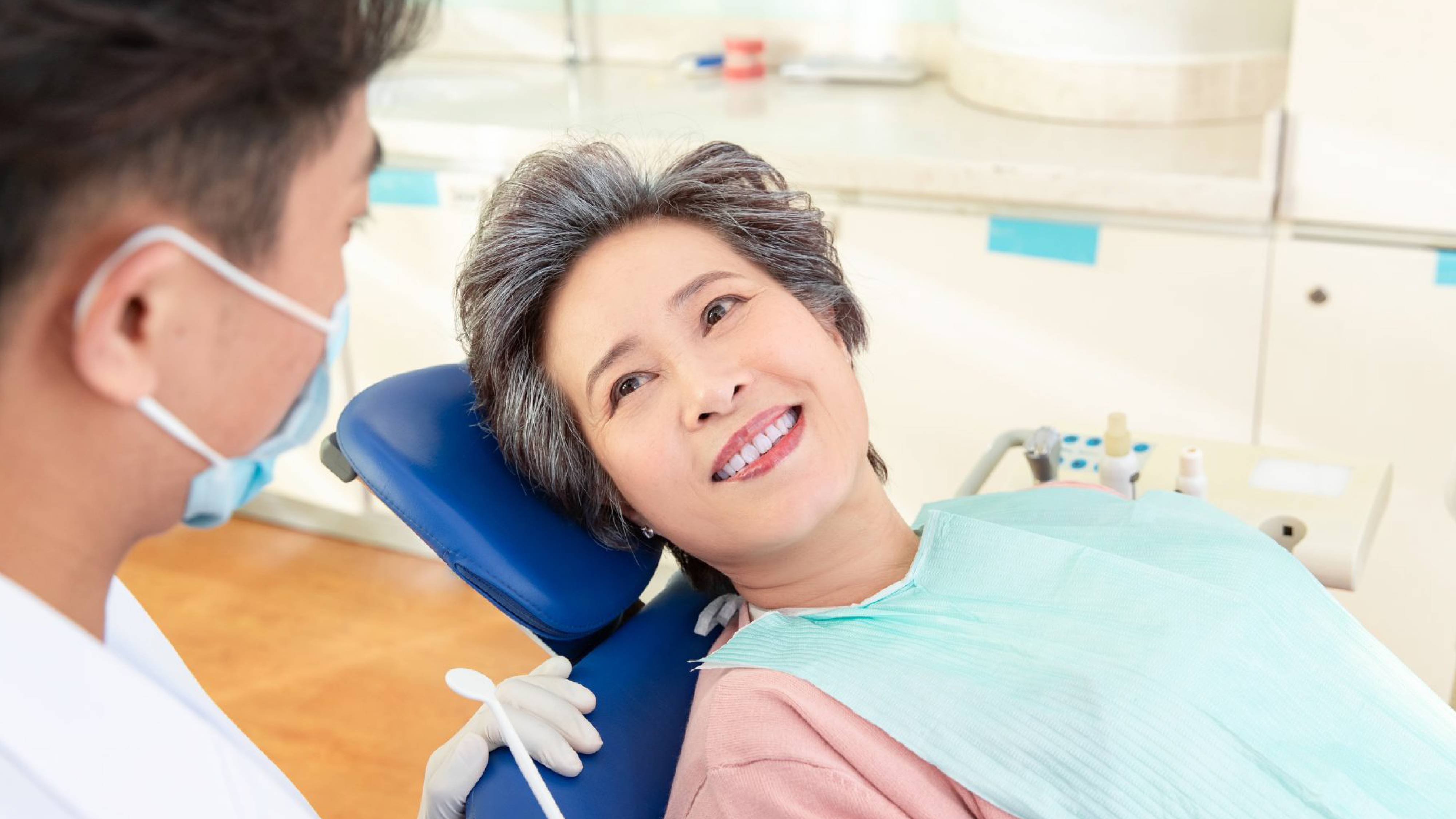 Bác sĩ thăm khám và tư vấn tận tình để đưa ra phác đồ trồng răng phù hợp với bệnh nhân