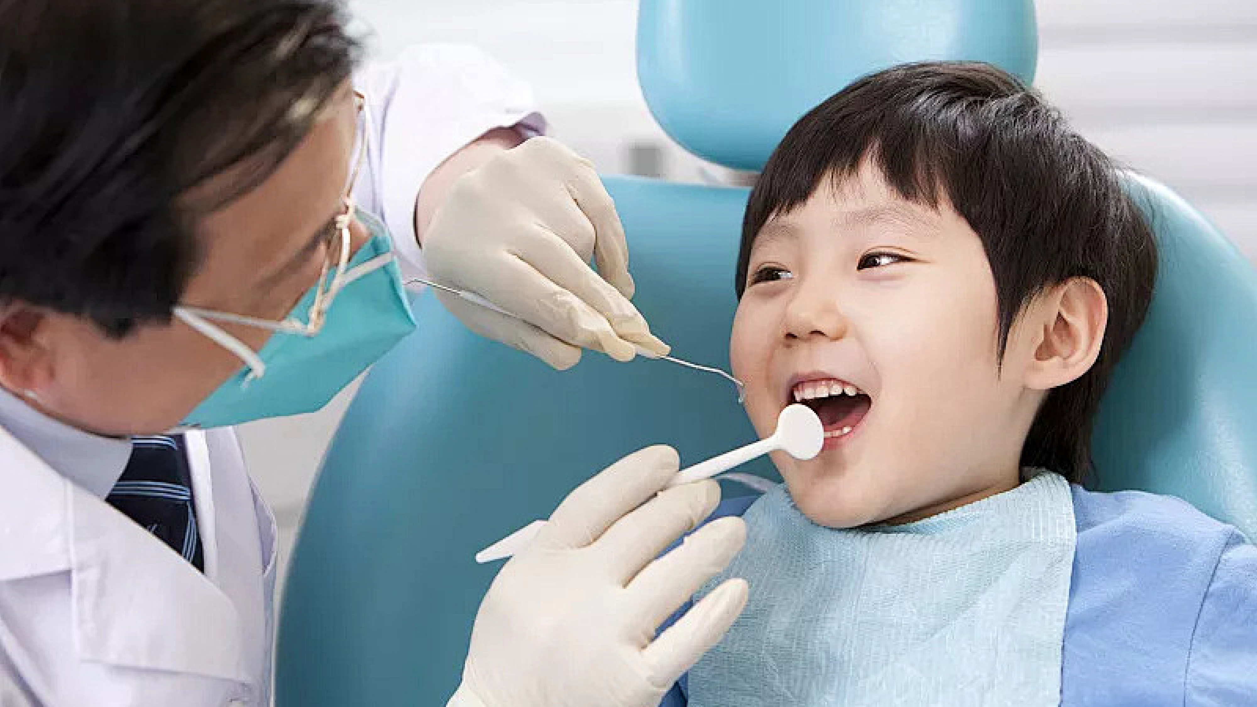 Bác sĩ thăm khám và kiểm tra răng để đưa ra giải pháp bọc mão phù hợp với răng sữa của em bé