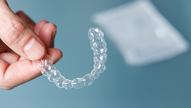 khay niềng trong suốt Essentials by Invisalign một hàm