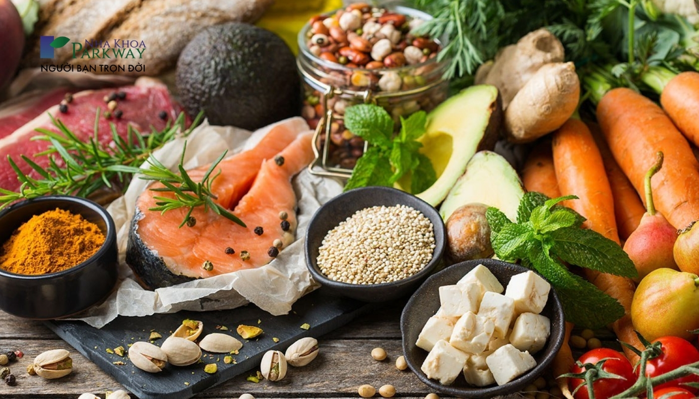 những loại thực phầm giàu vitamin bổ sung chất dinh dưỡng như: cá hồi, bí, các loại hạt, rau xanh, củ quả
