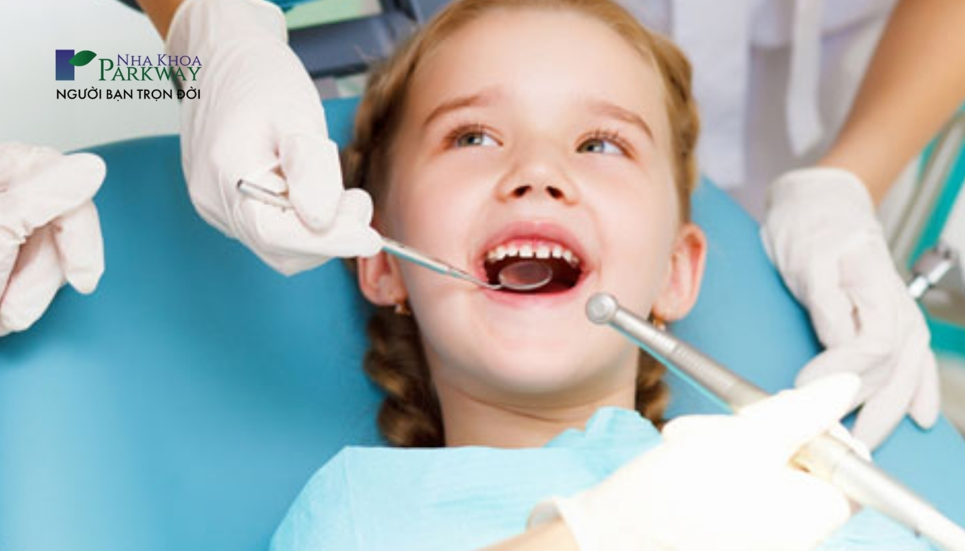 Hình ảnh bé gái được nha sĩ thăm khám và điều trị sâu răng