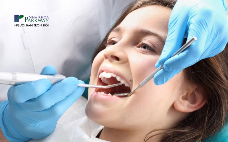 Hình ảnh khám răng cho trẻ định kỳ bằng các khí cụ nha khoa