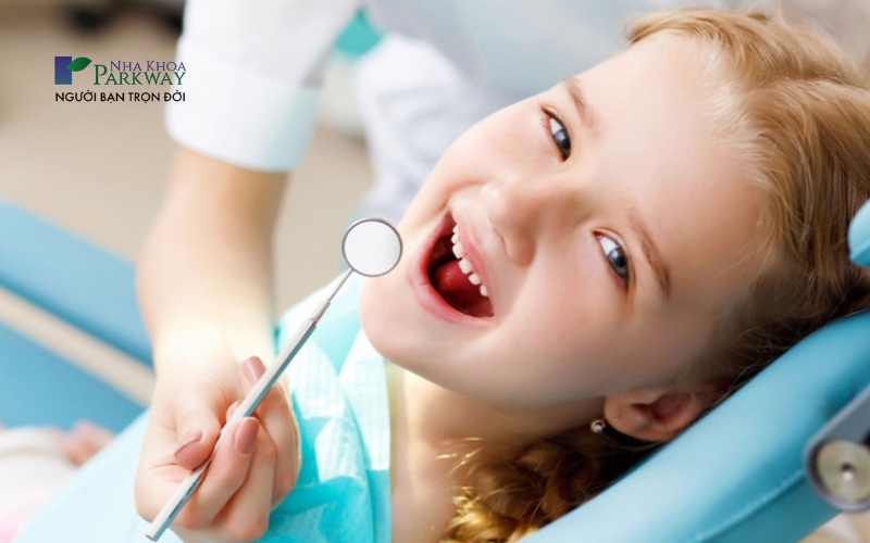 Hình ảnh minh họa trẻ tươi cười khi khám răng