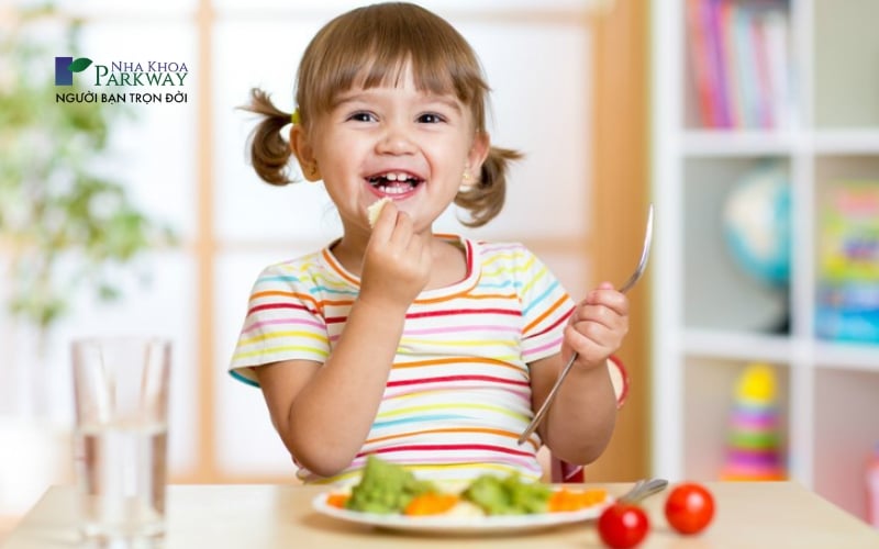 Xây dựng chế độ ăn cân đối để giúp bé có thể thay răng đều và đẹp hơn.