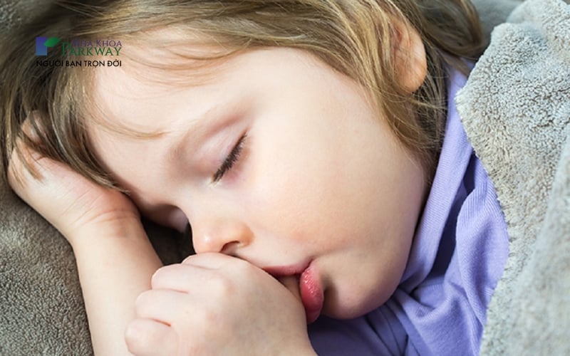 Ảnh bé gái mút ngón cái khi ngủ, nguyên nhân gây nên tình trạng răng trẻ mọc lệch
