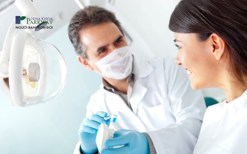 Nha sĩ hướng dẫn bệnh nhân cách vệ sinh sau khi nhổ răng khôn