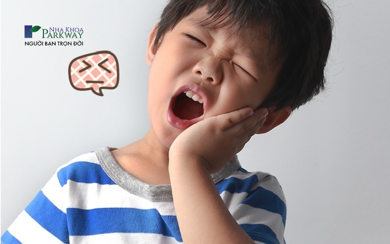Trẻ bị đau và khó chịu do sâu răng sữa gây nên